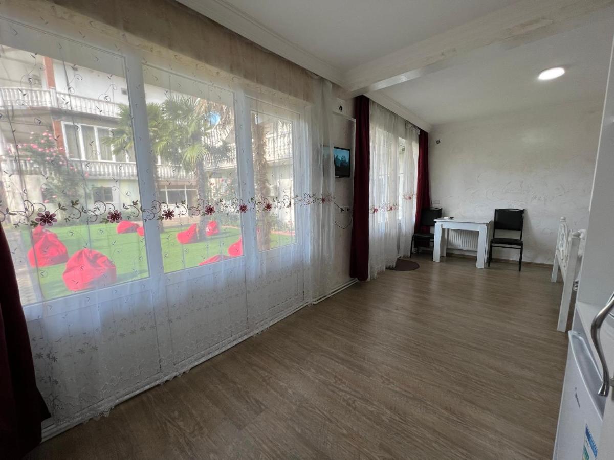 Elite Palace Plus Hotel Batumi Esterno foto
